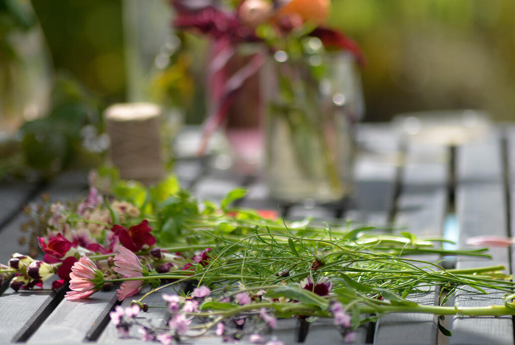 Nelson_Garden_Tying a spiral bouquet_image_2.jpg