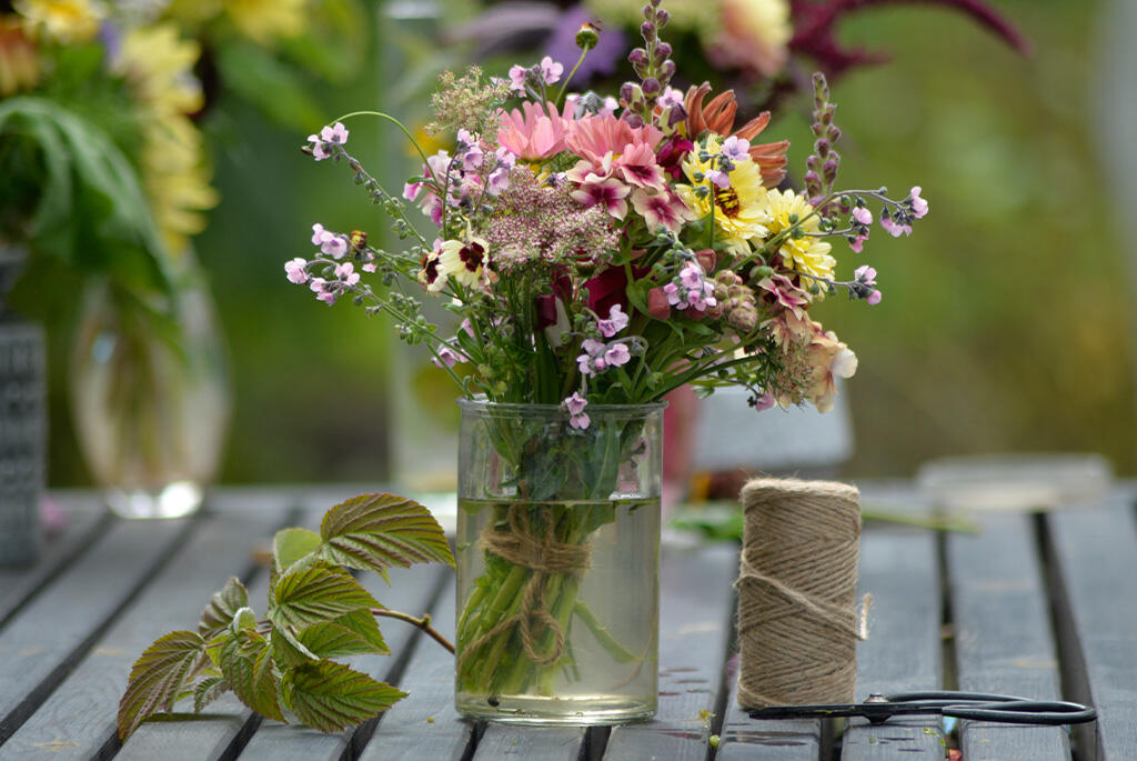 Nelson_Garden_Tying a spiral bouquet_image_3.jpg